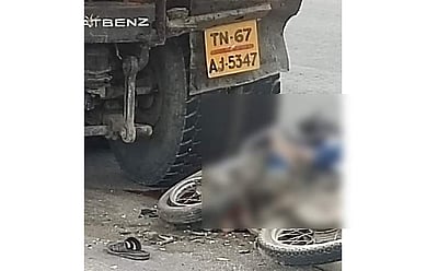 காவேரிப்பாக்கம் அருகே லாரி மீது பைக் மோதல்: ஓருவர் பலி