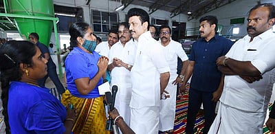 தீப்பெட்டி தொழிலாளர்களுடன் உரையாடிய முதல்வர் ஸ்டாலின்! (படங்கள்)