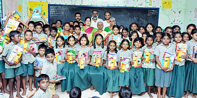 தொடக்கப் பள்ளி மாணவா்களுக்கு இலவச நோட்டுப் புத்தகம்