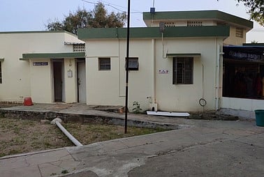 கழிப்பறையை சுத்தம் செய்யும் மாணவர்கள், பணியிடை நீக்கம் செய்யப்பட்ட பள்ளி முதல்வர்