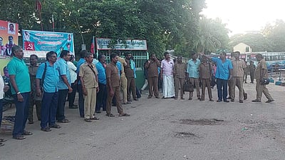 திருவாரூரில் அரசுப் போக்குவரத்துக் கழக ஓட்டுநர், நடத்துனர்கள் திடீர் வேலை நிறுத்தம்