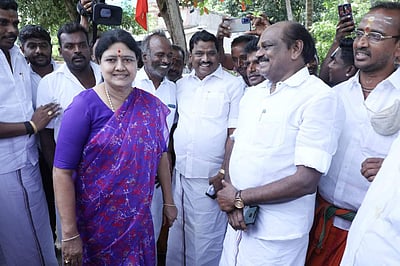 'ஒற்றுமை தேவை' - சசிகலாவுடனான சந்திப்புக்குப் பின் வைத்திலிங்கம் பேட்டி