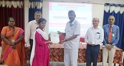 கல்லூரி மாணவா்களுக்கு இதழியல் பயிற்சி