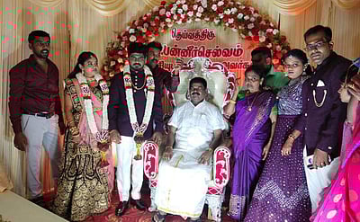 தந்தையின் மெழுகுச் சிலை முன்பாக திருமணம் செய்துகொண்ட மகன்: சேலத்தில் நெகிழ்ச்சி சம்பவம்! (விடியோ)