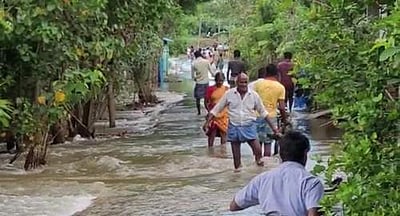 சீர்காழி அருகே கொள்ளிடம் ஆற்றில் வெள்ள நீர் திறப்பு: போக்குவரத்து துண்டிப்பு