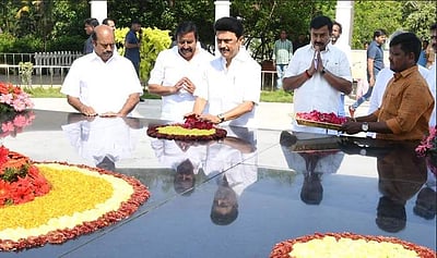 புத்தாண்டு... அண்ணா, கருணாநிதி நினைவிடங்களில் முதல்வர் மரியாதை!