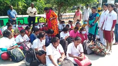 கரோனா காலத்தில் பணியமர்த்தப்பட்ட செவிலியர்கள் பணி நீக்கம்: ஆட்சியர் அலுவலகம் எதிரே தர்னா