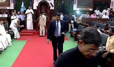 பேரவையிலிருந்து வெளியேறினாா் ஆளுநா்: முதல்வரின் தீா்மானத்துக்கு எதிா்ப்பு