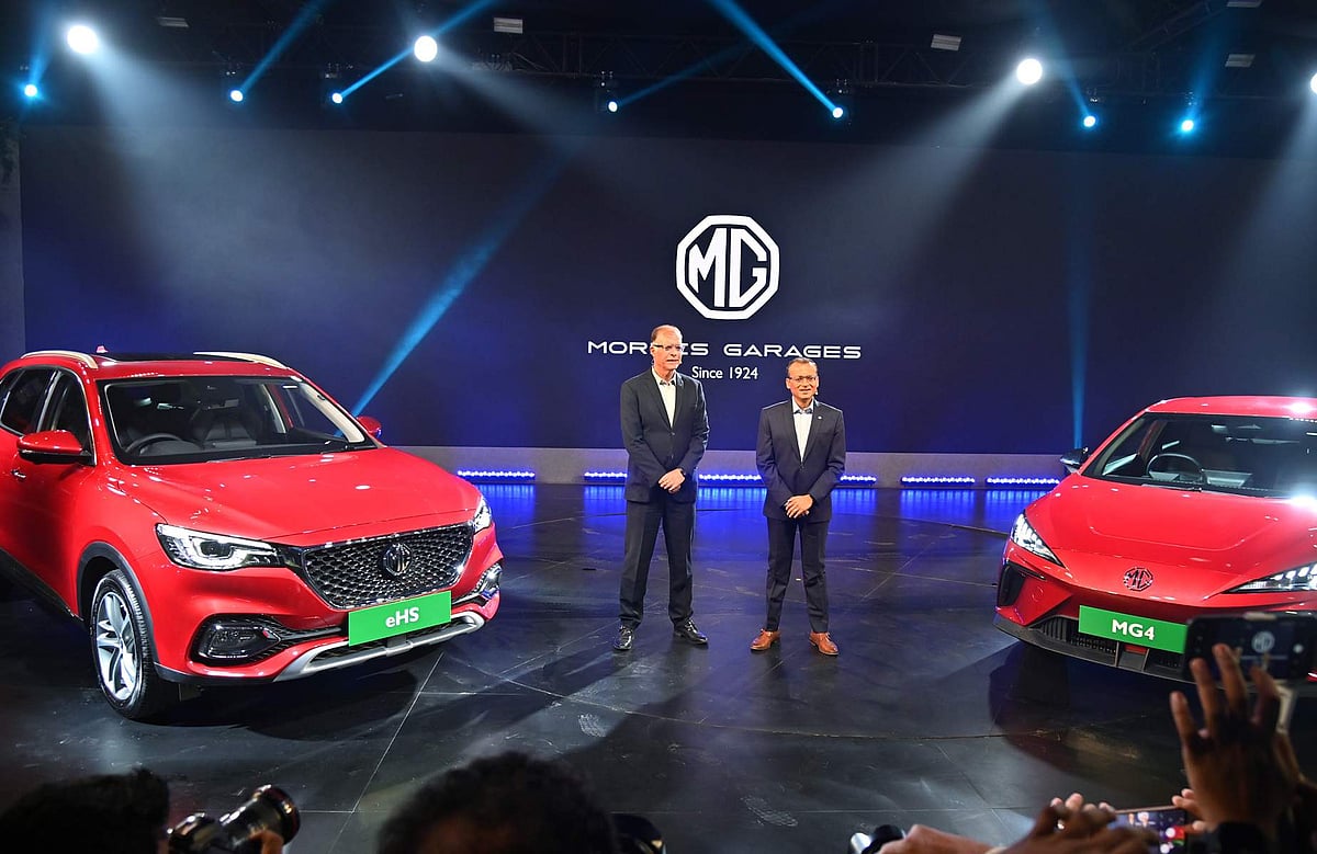 எம்ஜி4 மின்சார வாகனத்தை அறிமுகப்படுத்திய எம்ஜி மோட்டார் தலைவர் மற்றும் நிர்வாக இயக்குநர் ராஜீவ் சாபா மற்றும் தலைமை வணிக அதிகாரி எம்ஜி மோட்டார் இந்தியா கௌரவ் குப்தா ஆகியோர்.