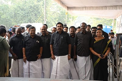 கருப்புச் சட்டை அணிந்து பேரவைக்கு வந்த அதிமுக எம்எல்ஏக்கள்!