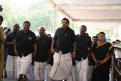 பேரவையிலிருந்து அதிமுக எம்எல்ஏக்கள் வெளிநடப்பு