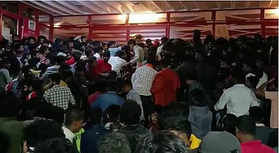 கோவையில் போலீசார் மீதும் பட்டாசு கொளுத்தி வீசி அஜித் ரசிகர்கள் அத்துமீறல்: போலீசார் தடியடி!