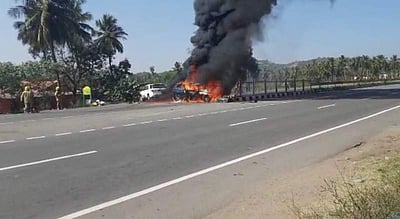 நேருக்கு நேர் மோதியதில் தீப்பிடித்த கார்: 4 பேர் காயத்துடன் உயிர் தப்பினர்