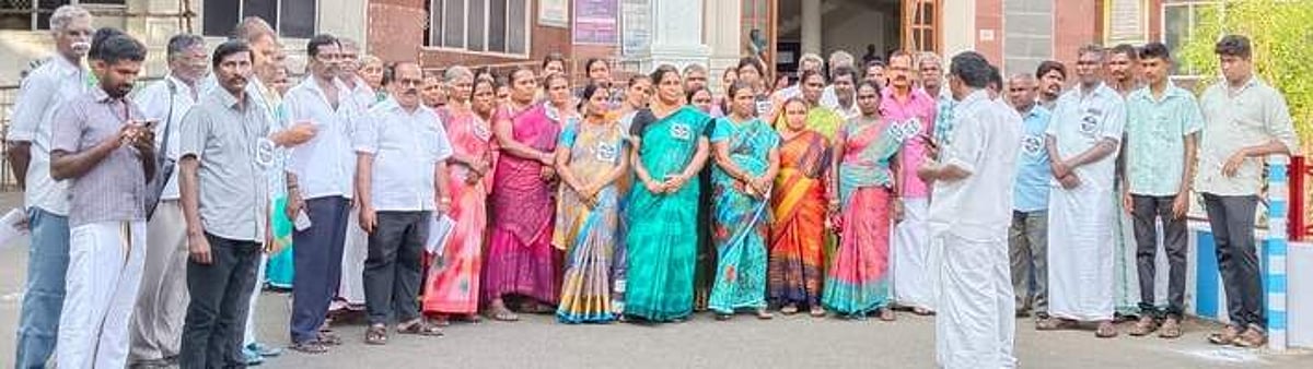 பணி நிரந்தரத்தை எதிா்பாா்க்கும் மக்கள் நலப் பணியாளா்கள்