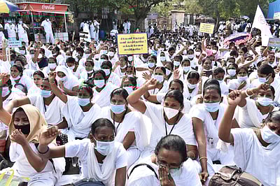 கவச உடை அணிந்து செவிலியர்கள் போராட்டம்: கோட்டை நோக்கி பேரணி!