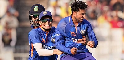 குல்தீப், சிராஜ் பந்துவீச்சில் 215 ரன்களுக்கு ஆட்டமிழந்த இலங்கை!