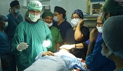 10 வயது சிறுவனுக்கு அறுவை சிகிச்சை செய்த திரிபுரா முதல்வர்: குவியும் பாராட்டு