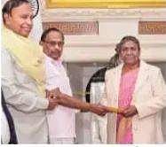 தமிழக ஆளுநா் உரை விவகாரம்: முதல்வரின் மனு குடியரசுத் தலைவரிடம் அளிப்பு