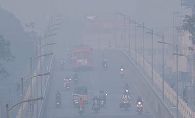 போகி கொண்டாட்டம்: புகைமூட்டமாகக் காட்சியளிக்கும் சென்னை!