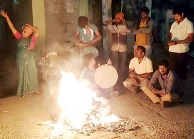 தமிழகத்தில் போகி பண்டிகை உற்சாகக் கொண்டாட்டம்! 