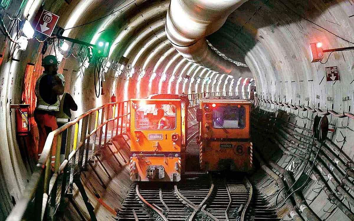 100 அடிக்கும் கீழே ரயில் நிலையம்..!