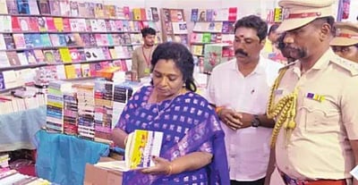 புத்தகங்களுக்காக வீட்டில் ஓா் அறை!