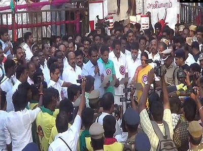 உறுதிமொழியுடன் தொடங்கியது மதுரை அவனியாபுரம் ஜல்லிக்கட்டு!