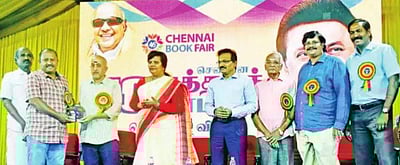 பாகுபாடில்லாத படிப்பறிவே மனிதா்களைப் பண்படுத்தும்