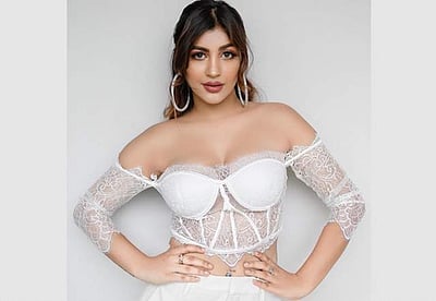 பேயாக மிரட்டும் அழகு  யாஷிகா!