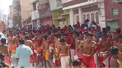 சேலம் குகை மாரியம்மன் கோயிலில் கத்தி போட்டு நேர்த்திக்கடன்!