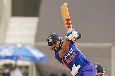 தெறிக்க விட்ட விராட் கோலி: இலங்கைக்கு 391 ரன்கள் இலக்கு!