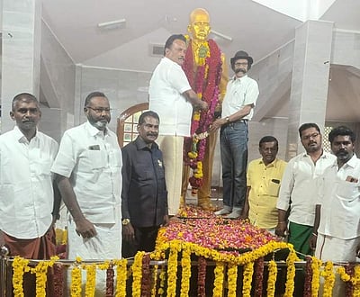 பென்னிகுயிக் மணி மண்டபத்தில் பொங்கல் வைத்து விவசாயிகள் கட்சியினர் மரியாதை!