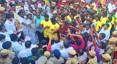 அலங்காநல்லூா் ஜல்லிக்கட்டு போட்டி: அமைச்சர் உதயநிதி கொடியசைத்து தொடங்கி வைத்தார்!