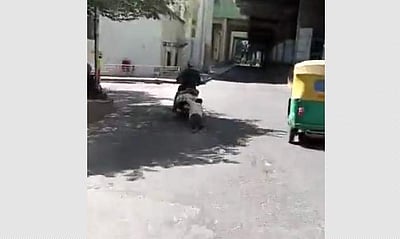 71 வயது முதியவரை ஸ்கூட்டரில் இழுத்துச் சென்ற இளைஞர்