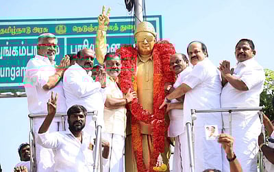 எம்ஜிஆர் பிறந்தநாள்: இபிஎஸ், ஓபிஎஸ் மரியாதை