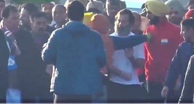 நடைப்பயணத்தில் ராகுலை கட்டிப்பிடிக்க முயன்ற நபரால் பரபரப்பு! 