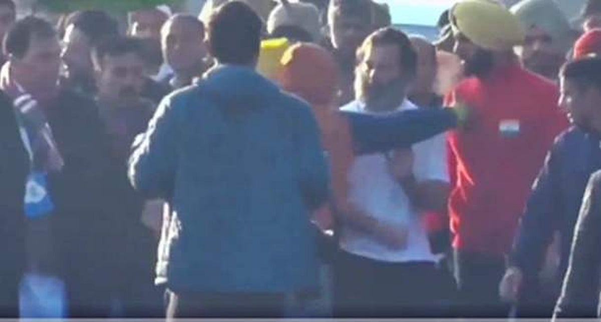 நடைப்பயணத்தில் ராகுலை கட்டிப்பிடிக்க முயன்ற நபரால் பரபரப்பு!