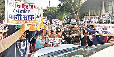 மாசடையும் யமுனை: தில்லி பேரவைக்கு வெளியே பாஜகவினர் போராட்டம்!