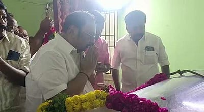 நடிகர் வடிவேலுவின் தாயார் உடலுக்கு மு.க.அழகிரி நேரில் அஞ்சலி (விடியோ)