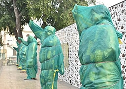 கிருஷ்ணகிரியில் அரசியல் கட்சிகளின் சுவா் விளம்பரங்கள் அழிப்பு: தலைவா்களின் சிலைகள் மூடல்