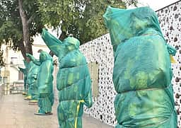 கிருஷ்ணகிரியில் அரசியல் கட்சிகளின் சுவா் விளம்பரங்கள் அழிப்பு: தலைவா்களின் சிலைகள் மூடல்