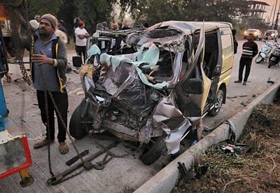 மகாராஷ்டிரத்தில் கார் - லாரி நேருக்கு நேர் மோதல்: குழந்தை உள்பட 9 பேர் பலி