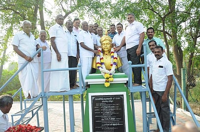 காலிங்கராயன் சிலைக்கு மரியாதை!