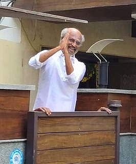 ஆங்கிலப் புத்தாண்டு:வீட்டுக்கு வெளியே காத்திருந்த ரசிகா்களை சந்தித்த ரஜினிகாந்த்