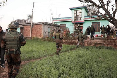 ஜம்மு-காஷ்மீரில் வீடுகளுக்குள் புகுந்து துப்பாக்கிச்சூடு: 4 பொதுமக்கள் பலி