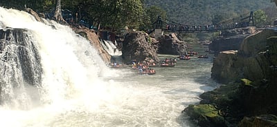 ஒகேனக்கல் காவிரி ஆற்றில் பரிசல் இயக்கத் தடை