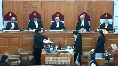 நாடாளுமன்றத்தில் விவாதிக்காமல் முடிவெடுக்க முடியாது: பணமதிப்பிழப்பில் மாறுபட்ட தீர்ப்பு!