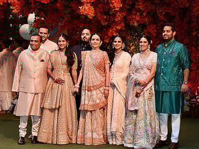 ஆனந்த் - ராதிகா நிச்சயதார்த்தம்; மணமக்களுக்கு ஆச்சரியம் அளித்த அம்பானி குடும்பம்