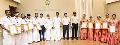 ஆசிரியர்கள், ஆசிரியர் அல்லாத ஊழியர்களுக்கு தொகுப்பூதிய உயர்வு: ஆணை வழங்கிய முதல்வர் ஸ்டாலின்