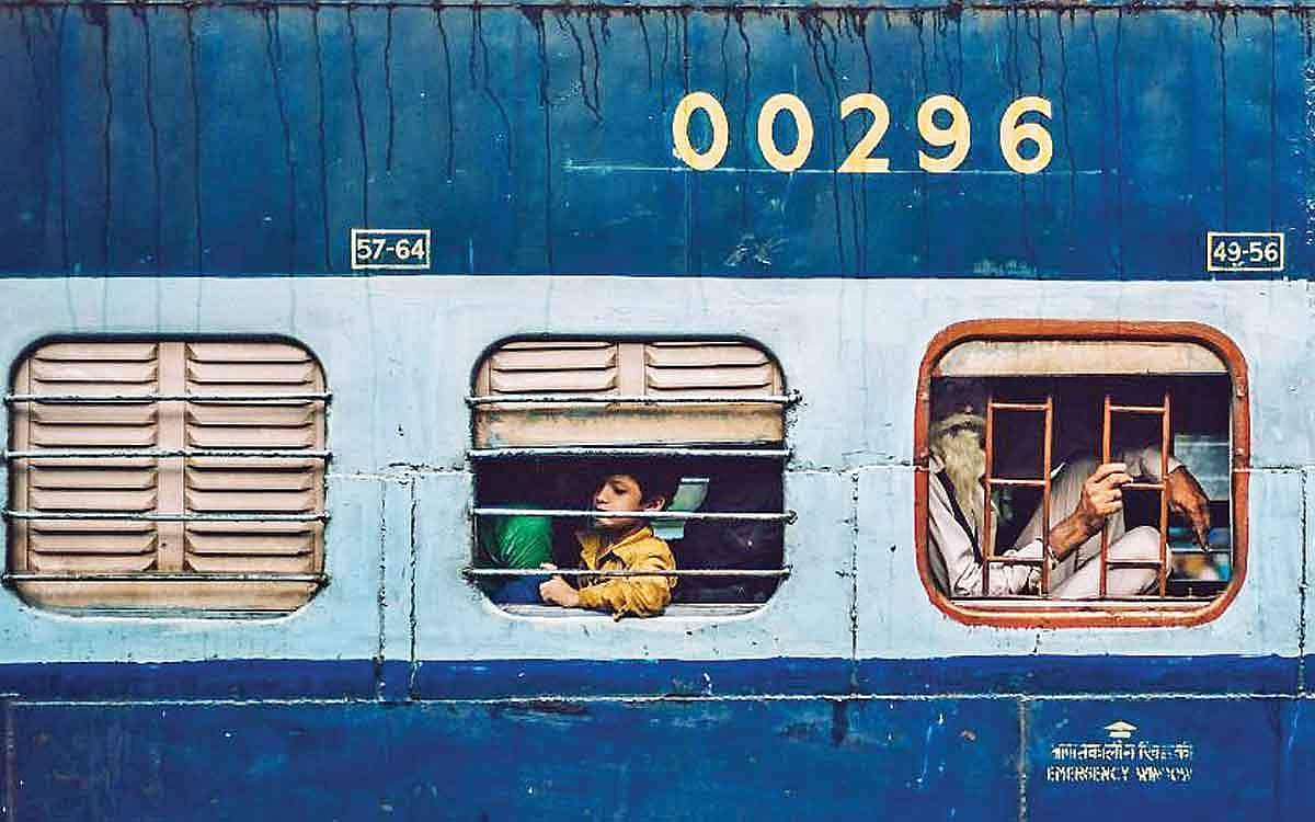 அங்கிள் ஆன்டெனா: ரயில் ஜன்னல்களில் இருக்கும் கம்பிகள் ஏன் செங்குத்தாக இல்லாமல் கிடைமட்டமாக பொருத்தப்பட்டிருக்கிறது?